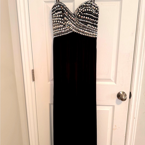 Stunning black strapless evening gown with embellished bodice. - Picture 2 of 6